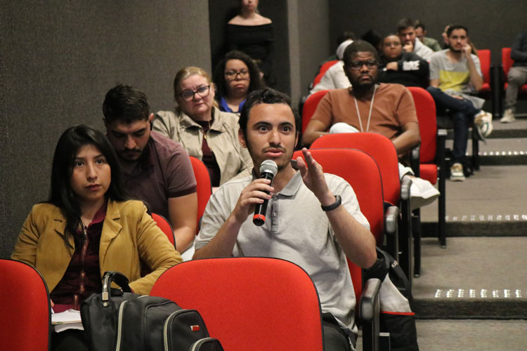 Alunos participando ativamente com dúvidas durante a programação.