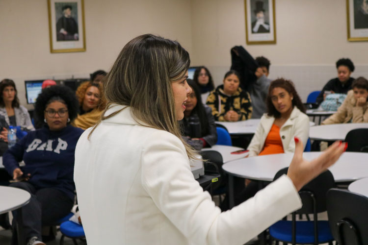 Momento de interação entre a palestrante e os alunos.
