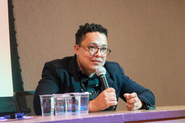 Douglas Barros interagindo com a plateia evento.