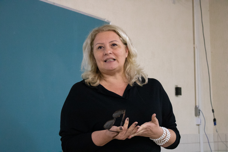 Especialista Aracélia Costa durante Palestra.