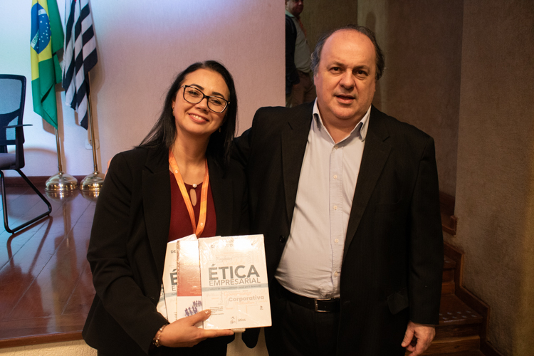 Bibliotecária do Assunção, Lilian de Oliveira Gentil Lopes, ao lado do palestrante.