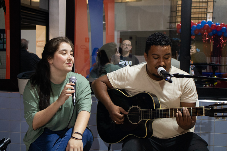 Músicos durante celebração.