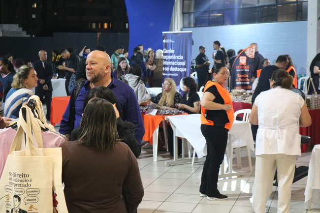Expositores no Espaço Cultural do Centro Universitário Assunção durante a 16ª Feira de Recrutamento, Carreira e Empreendedorismo.