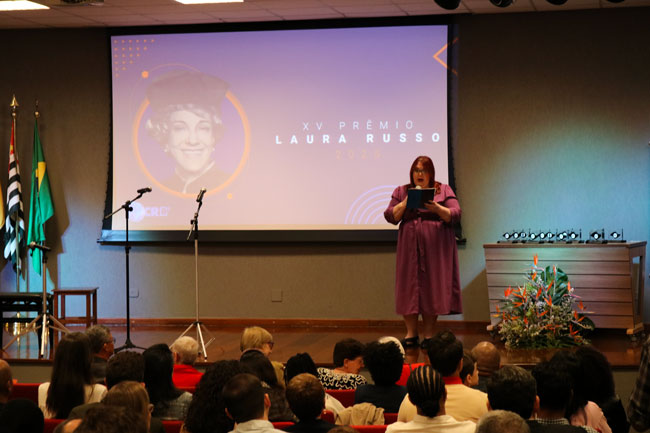 Ana Claudia Martins, presidenta do CRB-8, durante sua fala.