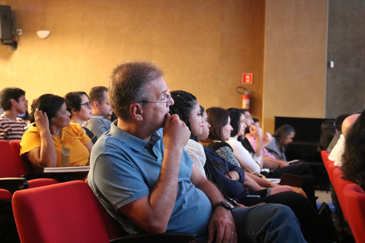 Público durante palestra