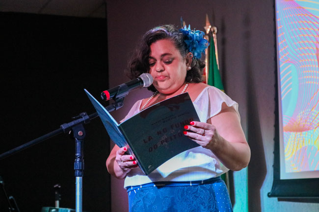 Leituras de cordel e poesia integram a diversidade artística das apresentações da noite.
