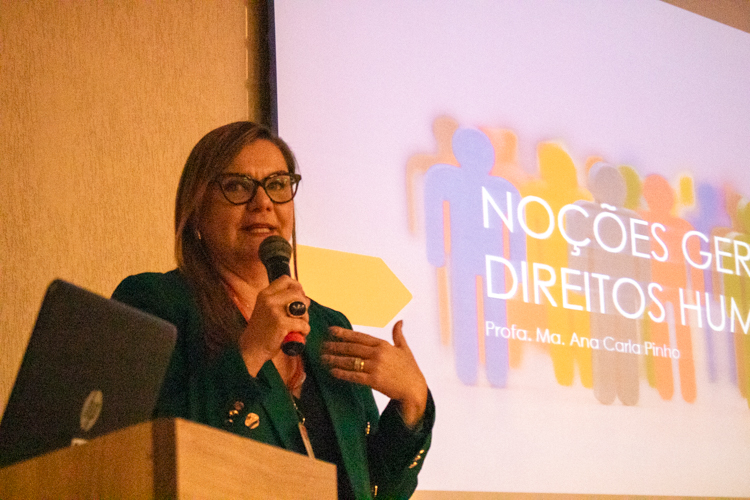 Prof.ª Ma. Ana Carla Pinho introduzindo o tema Direitos Humanos.