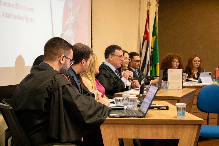 Dr. Paulo Fernando Garcia falando com o Júri formado pelos alunos