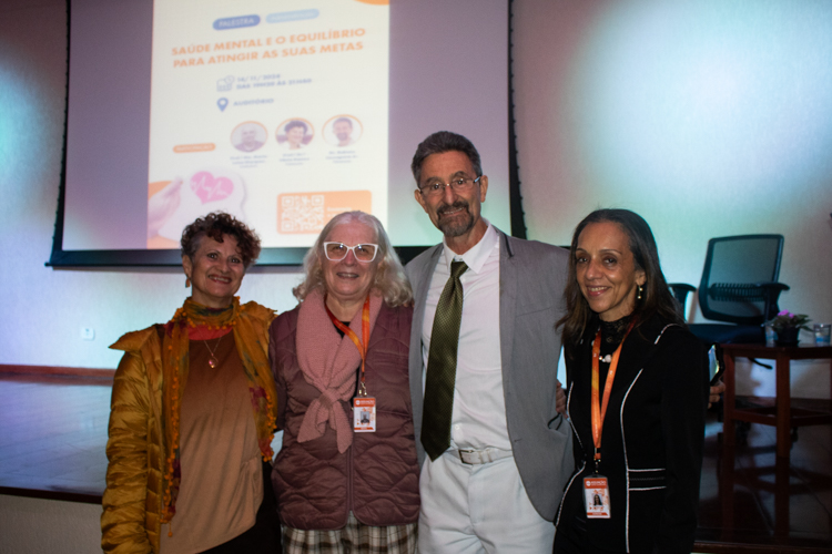 Prof.ª Dr.ª Vânia Ramos, Prof.ª Ma. Maria Luiza Marques de Abrantes, Dr. Rubens Cascapera Júnior e Prof.ª Dr.ª Edineide Maria no início da palestra