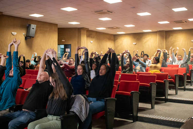 Alunos durante exercício proposto pela professora