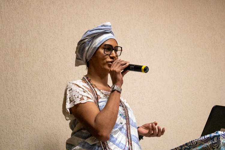 Aluna do Centro Universitário Assunção apresentando a palestra.