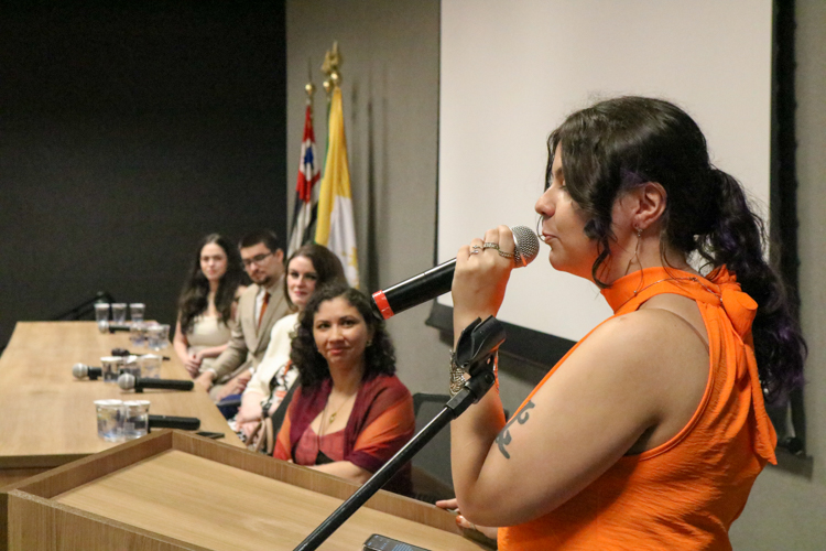 Luana Pelletti durante discurso de abertura do II ASMUN