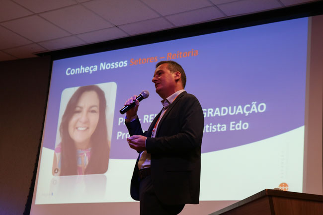 Vice-Reitor, Prof. Dr. Alessandro Venturini introduzindo a Pró-Reitora de Graduação, Prof.ª Dr.ª Valéria Batista Edo.