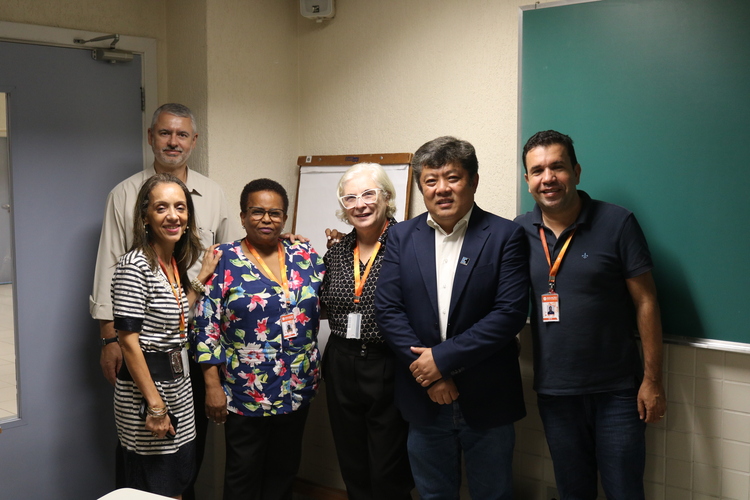 Professores do Assunção com o palestrante Prof. Dr. Edson Sadao Izuca