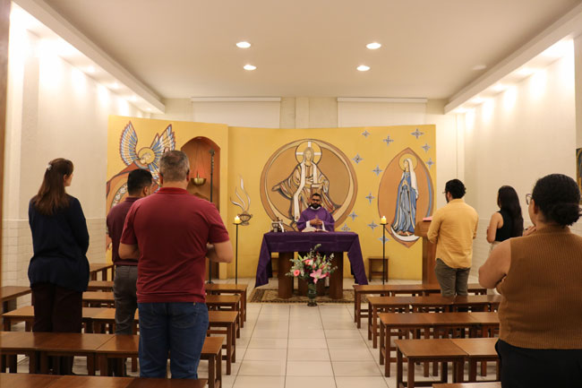 Comunidade acadêmica reunida na capela para Missa.