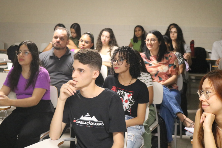 Alunos do curso de Administração durante a palestra