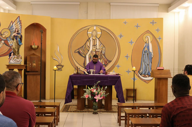 Pe. Rodrigo Felipe celebrou Missa para os Alunos.