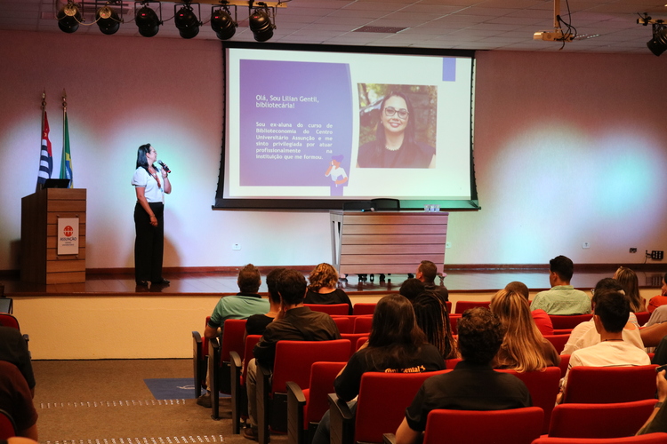 Lilian Gentil, bibliotecária do Assunção durante sua apresentação.