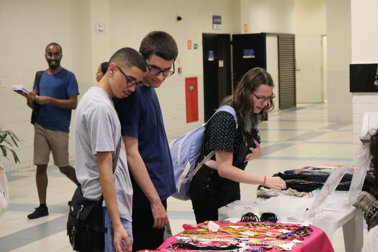 Espaço de doação em troca de bijuterias, oferecido pelo Instituto Amor em Mechas.