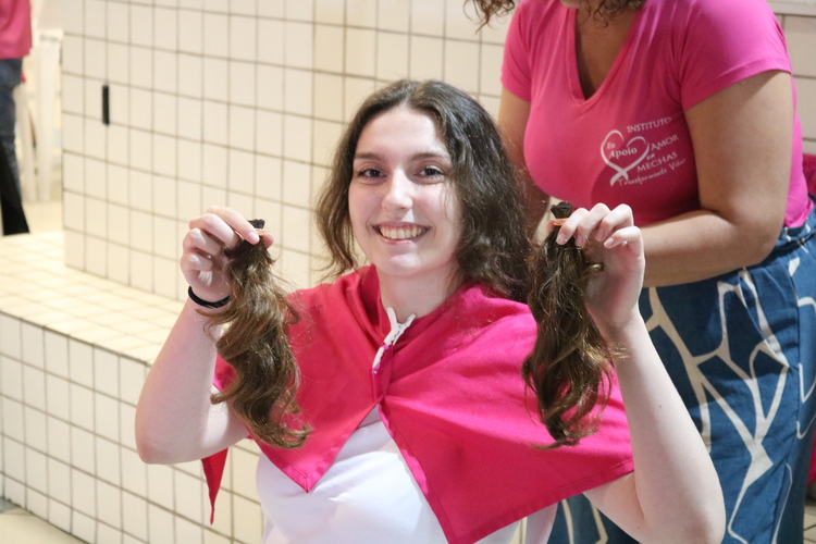 Aluna com mechas para doação, após corte solidário
