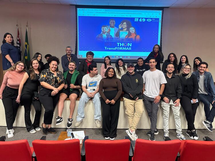 Alunos interessados em participar do evento, após mentoria com Prof. Dr. Edson Sadao Iizuka.