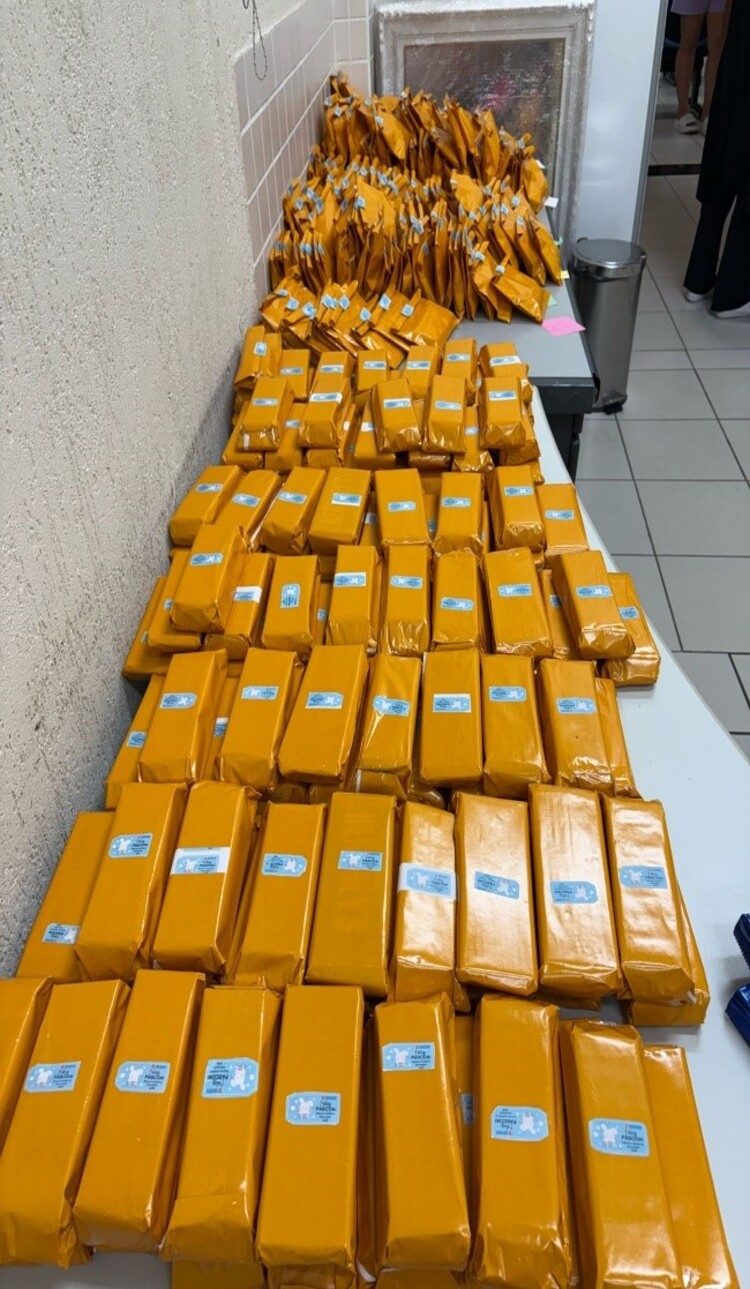 Kits montados pelo departamento de Eventos para doação.