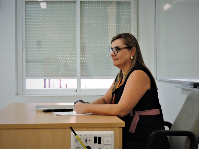 Prof. Me. Ana Carla Pinho durante sua apresentação