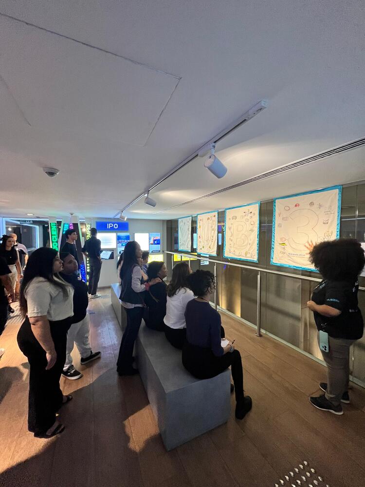 Alunos visitando o Museu B3