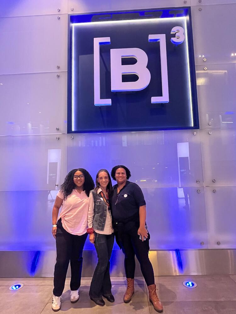 Professora Edineide acompanhada de alunas na visita ao Museu B3