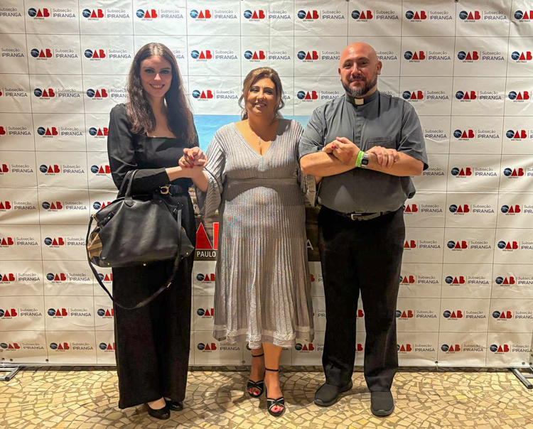 Prof.ª Dr.ª Karen Ambra, Dr.ª Daniela dos Reis e Prof. Dr. Pe. Rodrigo Pires Vilela