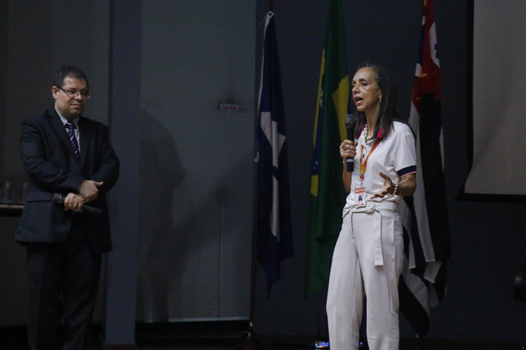 Prof.ª Dr.ª Edineide Maria representando o Assunção durante evento.