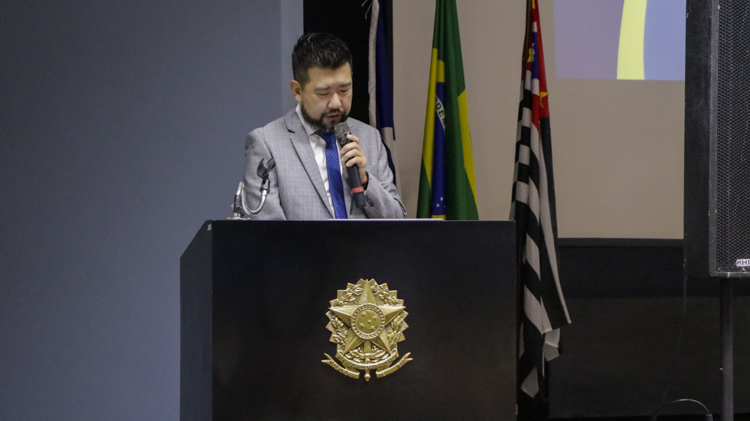 Dennis Moriya Shimizu, representante do NAF na cidade de São Paulo apresentando os certificados.