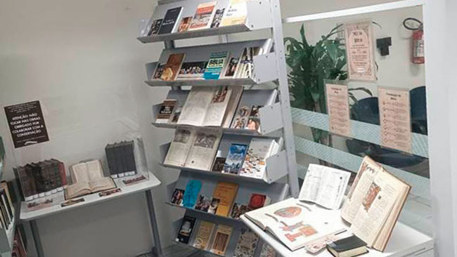 Vitrine com exposição de obras raras no acervo da Biblioteca durante Mês da Bíblia.