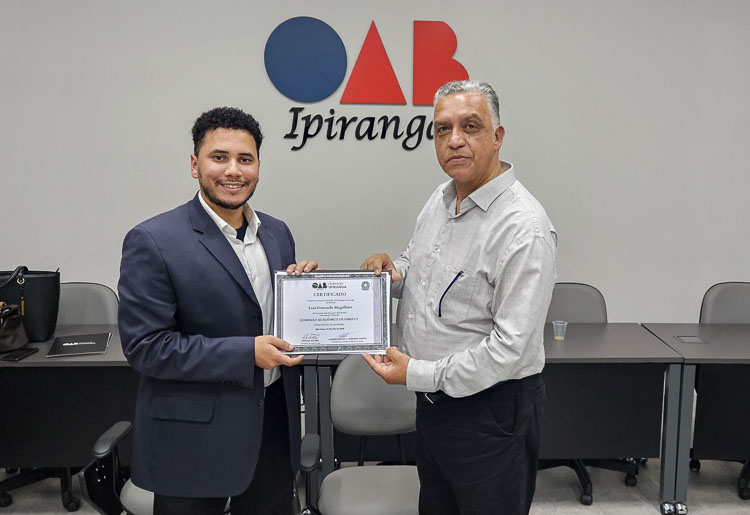 Dr. Lauber Vinícius e aluno do Assunção durante cerimônia de posse