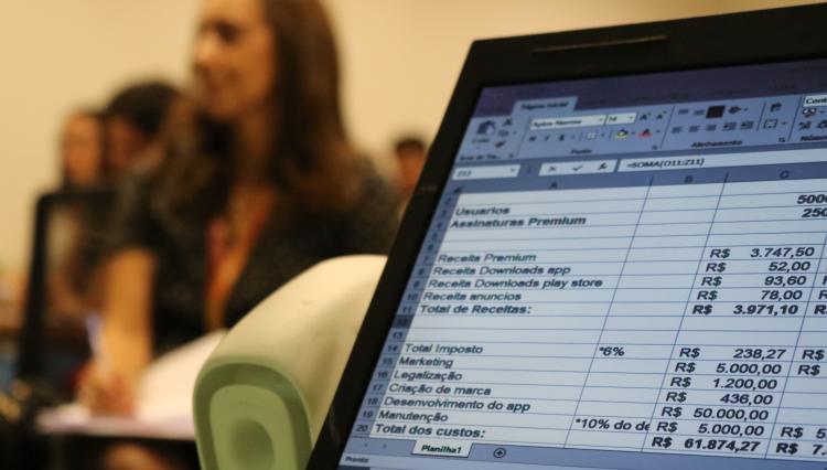 Planilha de aluno, utilizada no evento com público ao fundo.