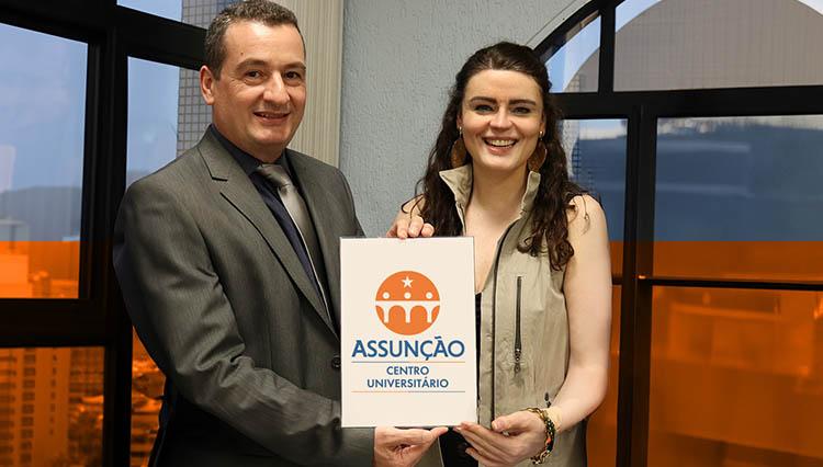 Foto do Vice-Reitor Prof. Dr. Alessandro Fuentes Venturini e Reitora Profa. Dra. Karen Ambra
