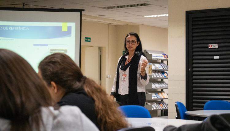 Alunos de Biblioteconomia recebem orientação de Bibliotecária Lílian do Assunção