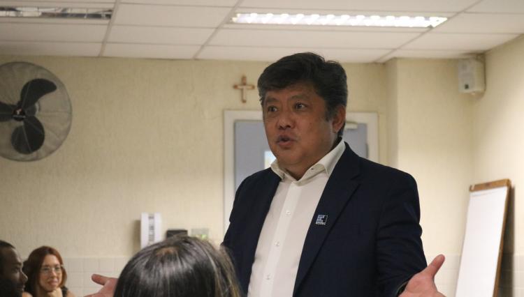 Prof. Dr. Edson Sadao Izuca durante a palestra