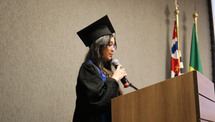 Formanda da turma de Administração durante seu discurso.