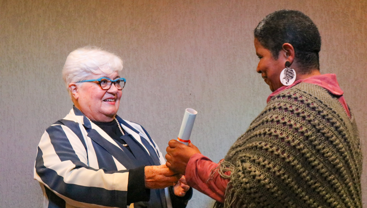 Prof.ª Luzia Faraco entregando certificado para Aluna 