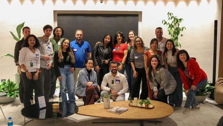 Estudantes e equipe da Samsung juntos ao final do bate-papo