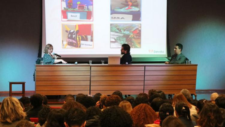 Professores no palco do Centro Universitário Assunção, durante a última palestra da VI Semana Integrada