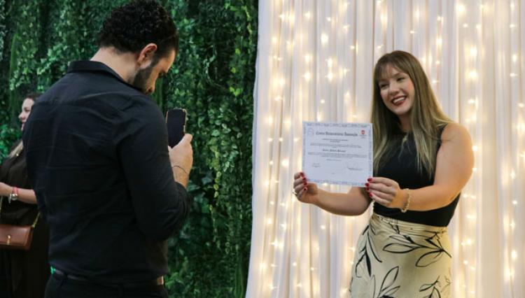 Aluna concluinte celebra conquista com seu certificado